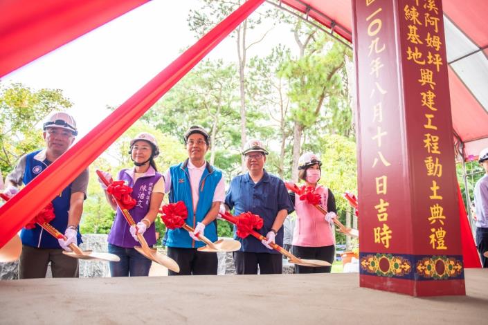 市長與貴賓進行動土儀式